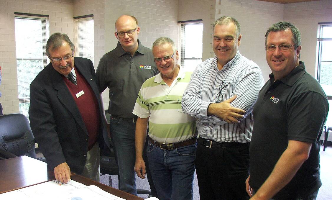 Staff from both Guyra Shire Council and the Costa group will be on hand to discuss the new tomato farm development. 
Pictured are Mayor Hans Hietbrink, Mark Burgess (Costa Exchange), Bob Furze, Greg Hill (Architect) and Rodney Merritt (Costa Exchange)