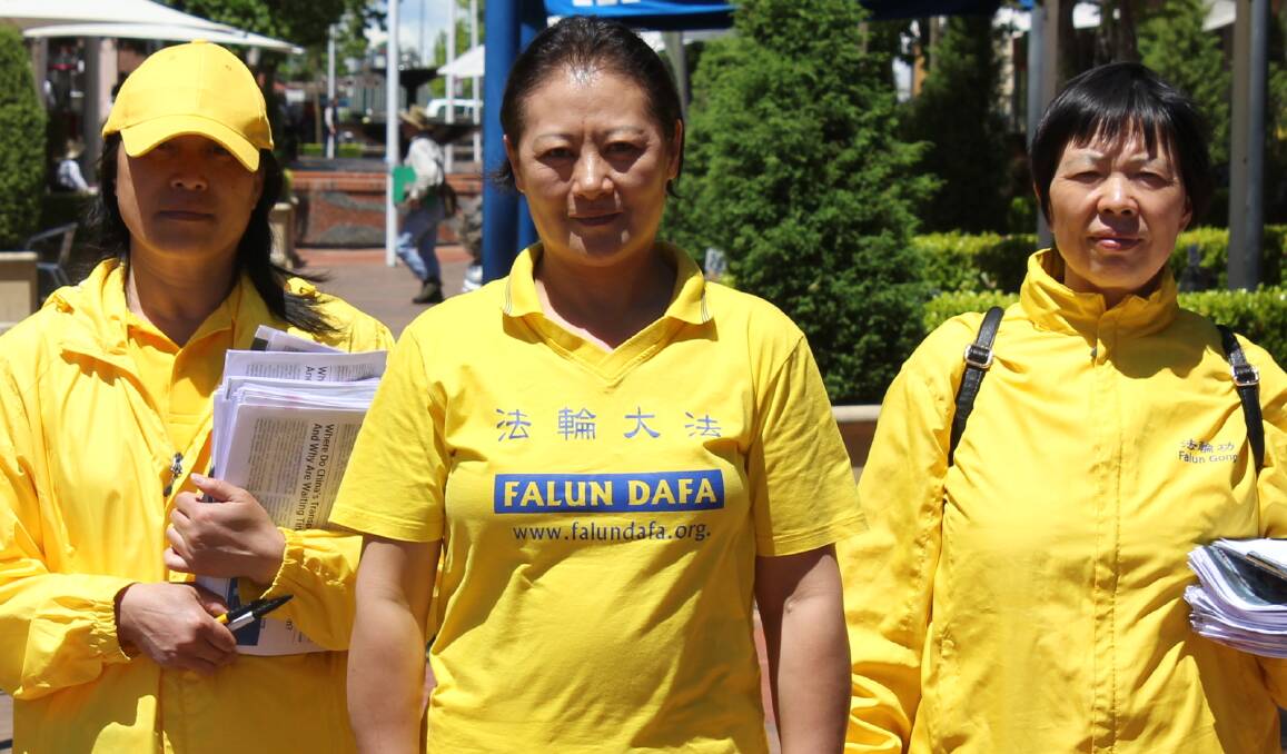 PROTEST: Lichen Zhang (centre) and Falun Gong protesters rallied in Guyra against the live organ harvesting of Falun Gong practitioners in China.