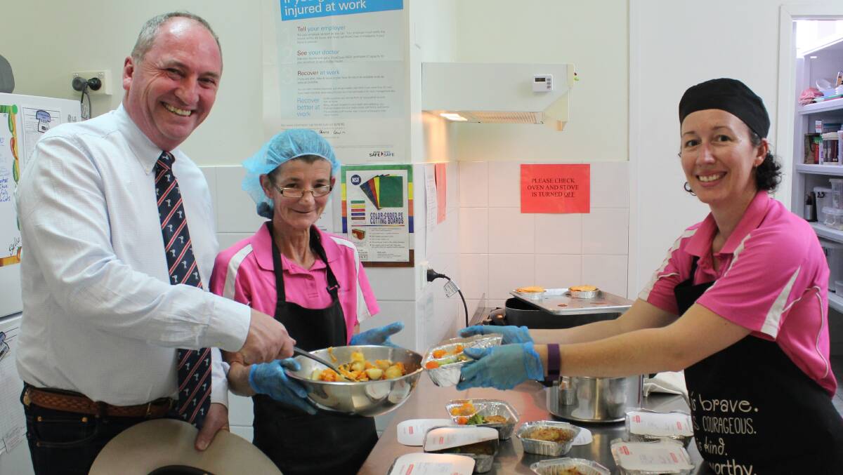 VOLUNTEER: Barnaby Joyce, pictured with the volunteer meals on wheels service, is calling on volunteer organisations in the New England to apply for new funding.