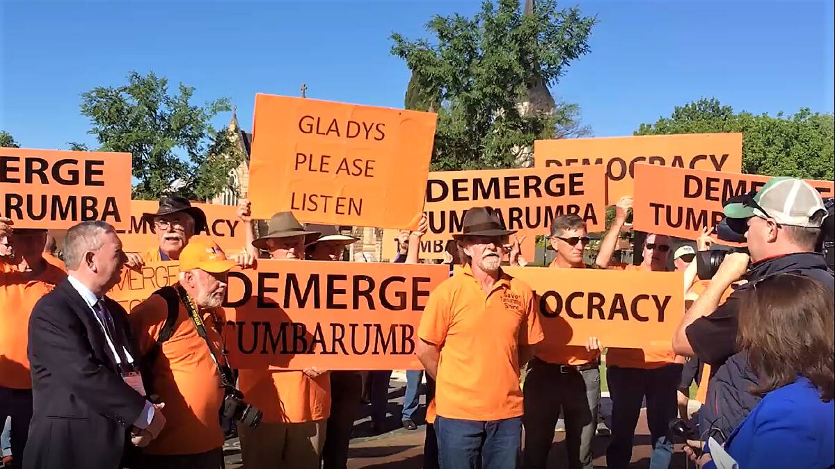 DEMANDING DEMERGE: Tumbarumba activists at the North Shore by-election. Photo: Supplied.